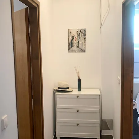 1 Bedroom Flat 200m From The Sea *