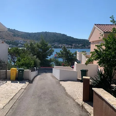 1 Bedroom Flat 200m From The Sea Daire Rogoznica (Sibenik-Knin)